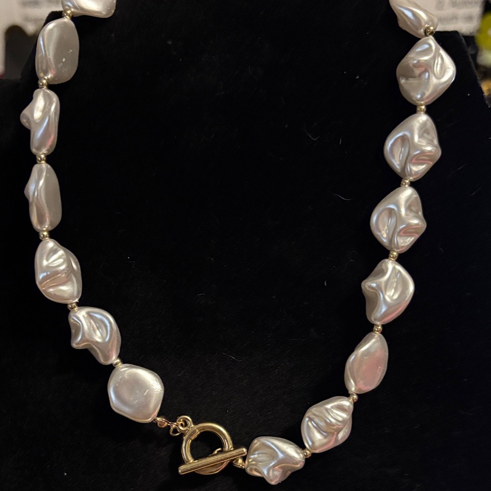Elegant Pearl Necklace with Gold Clasp